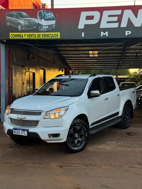 Chevrolet S10 LTZ 2013 blanca en el predio