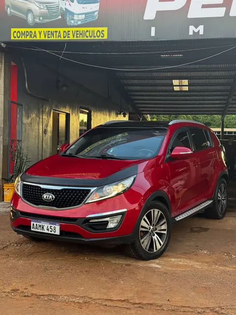 Kia Sportage roja en el predio