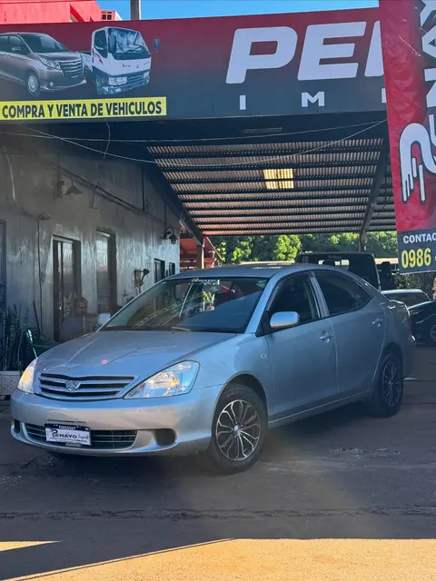 Toyota Allion 2004 gris en el predio