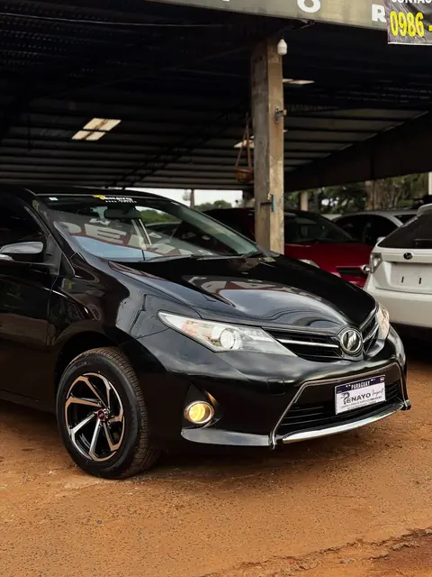 Toyota Auris 2012 negro en el predio